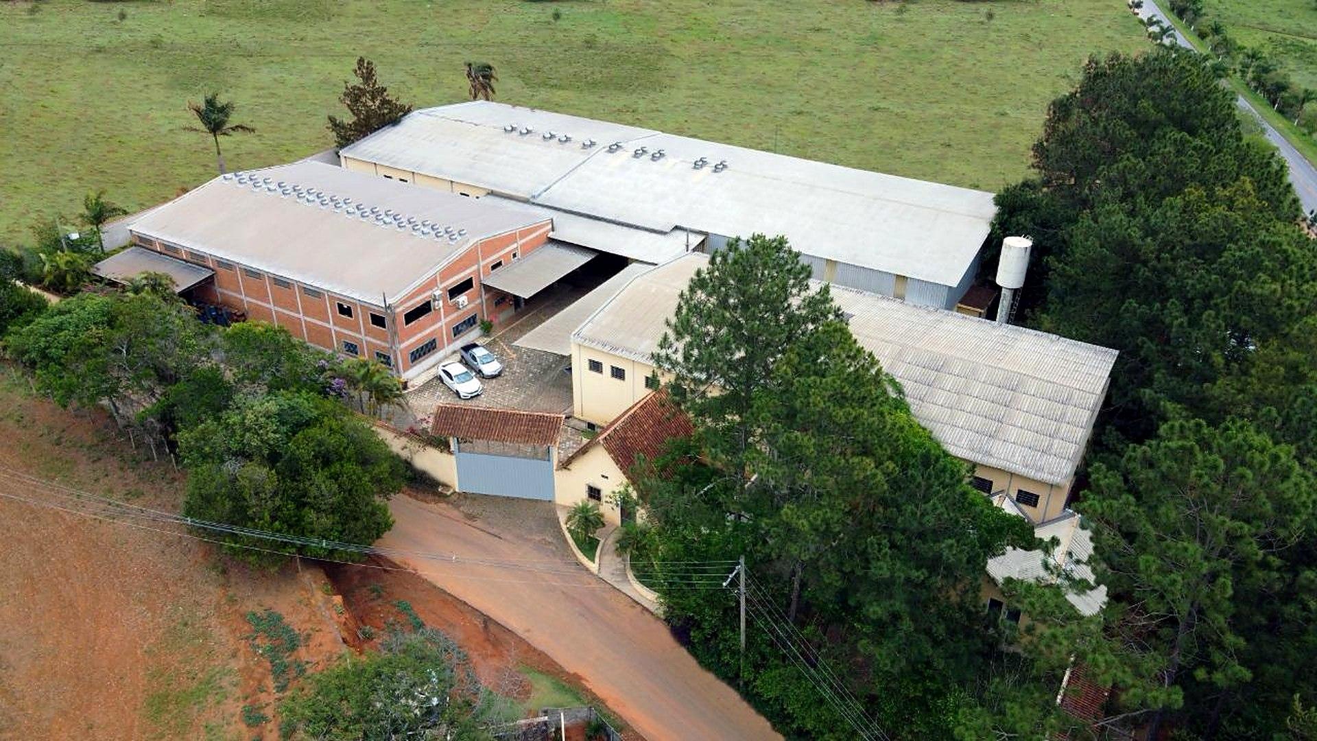 Vista aérea da fábrica da Continental Lacres em Borda da Mata, MG